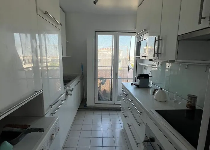 Eiffel Tower View Париж