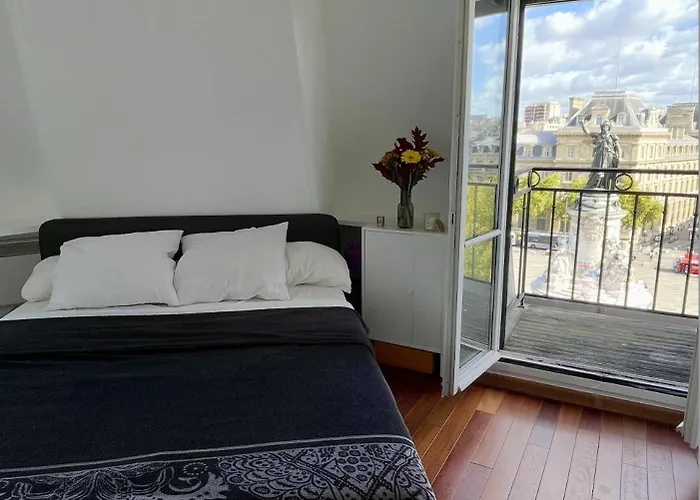 Eiffel Tower View Париж